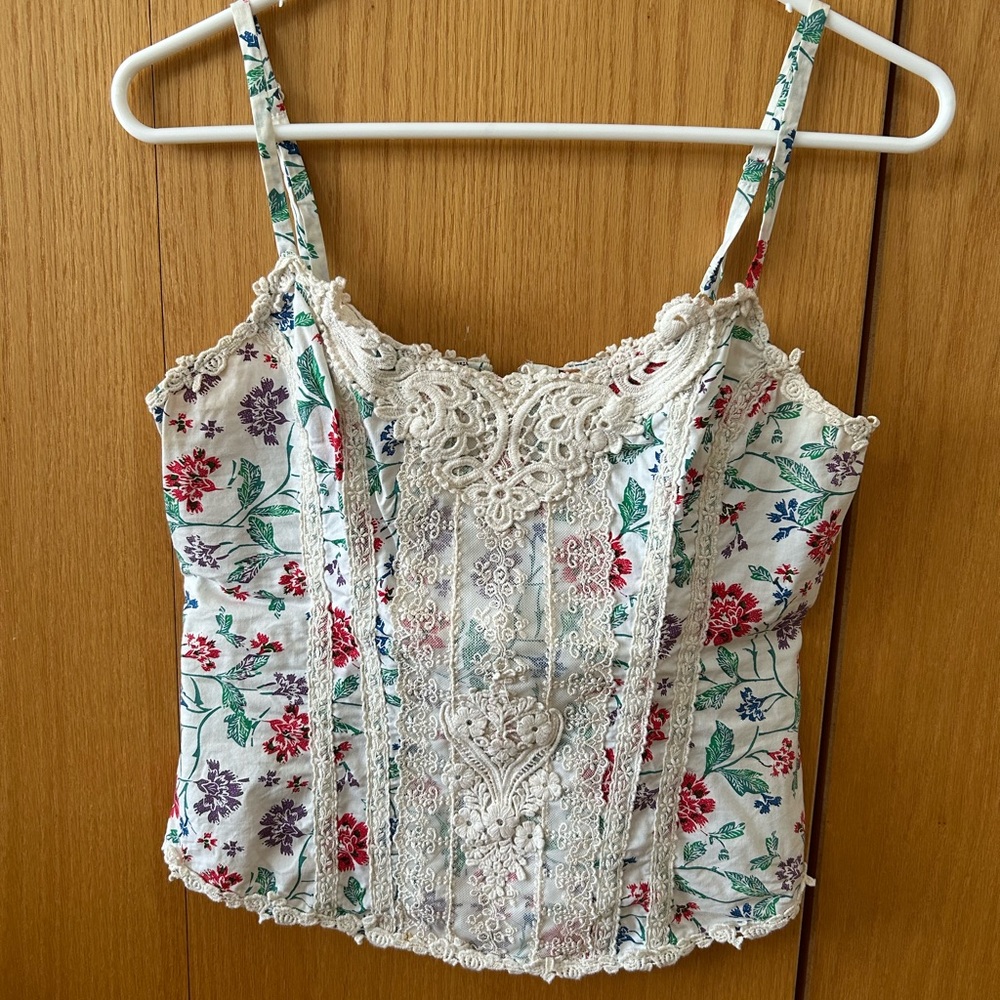 Free People super cute top! Excellent condition. Adjustable straps